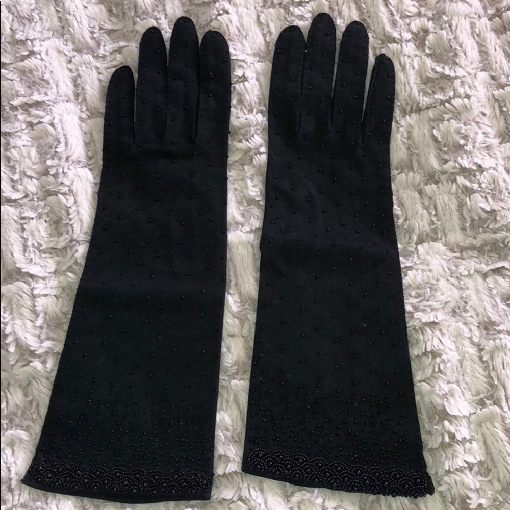 BLACK GLOVES WITH BEADED DETAILS